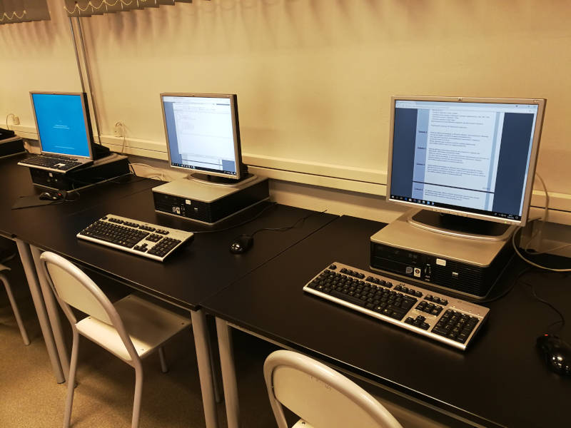 Widoczny włączony komputer, ekran, monitor z Euroschola